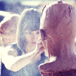 Design studieren in Berlin, Frau an Skulptur